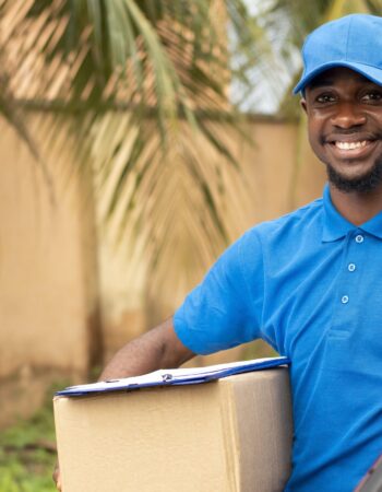gros-plan-livreur-colis (1)